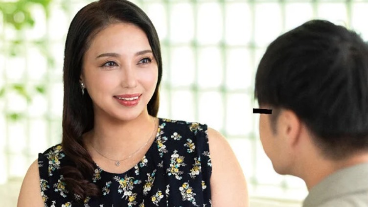 「初めてがおばさんと生じゃいやかしら？」童貞くんが人妻熟女と最高の筆下ろし性交 沢口紫乃